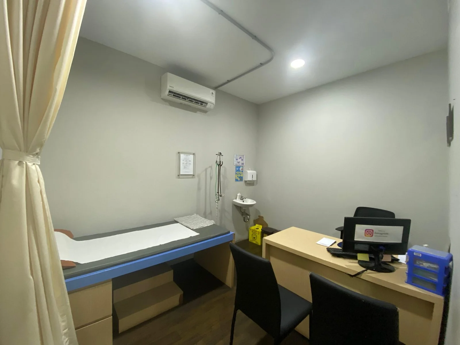 Ruang konsultasi dan pemeriksaan dokter Klinik Borobudur